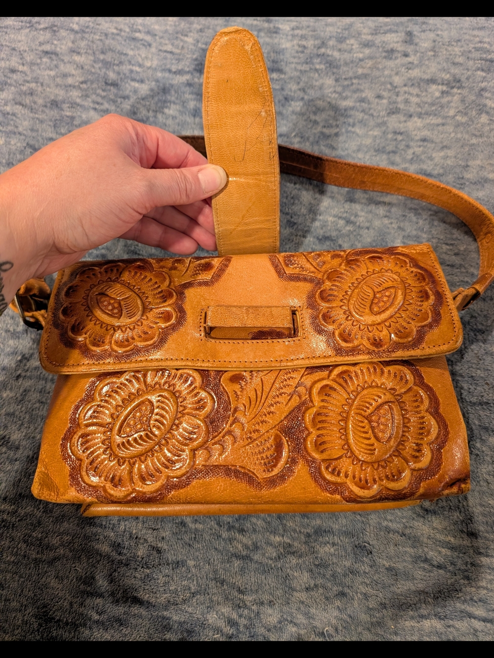 Handcrafted Vintage Tooled Leather Shoulder Bag - Flores' Bags - Picture 5 of 17